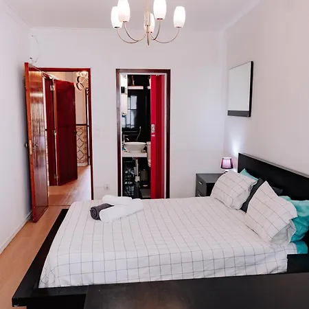 Family-friendly And Cozy 3-bedroom In Лиссабон